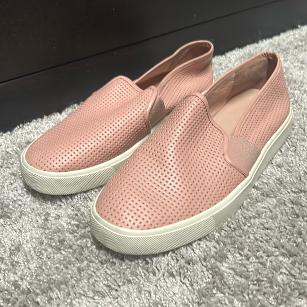 VINCE Slip ons